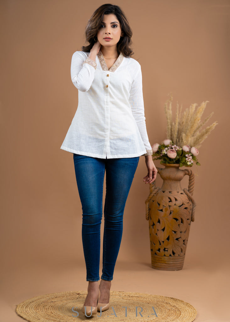 White cotton top with embroidered lace collar