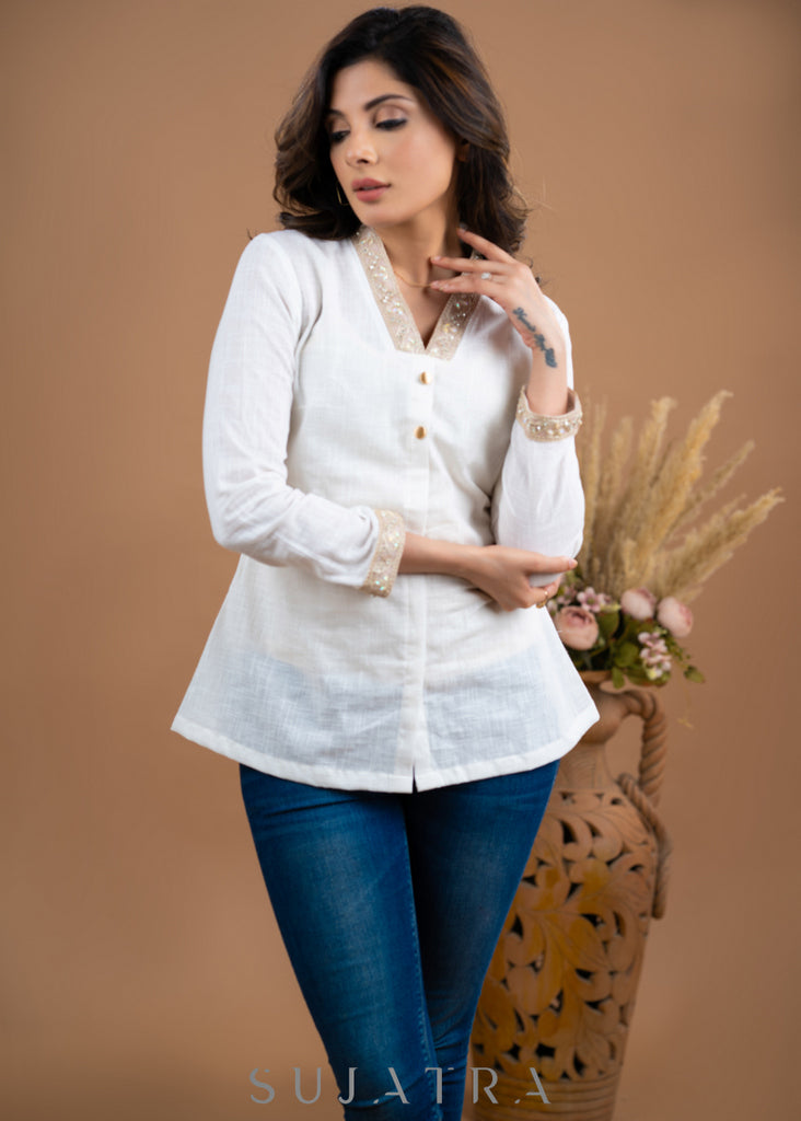 White cotton top with embroidered lace collar