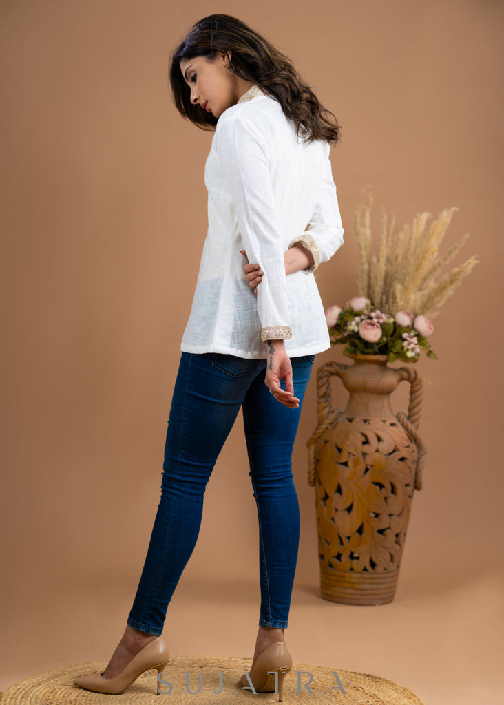 White cotton top with embroidered lace collar