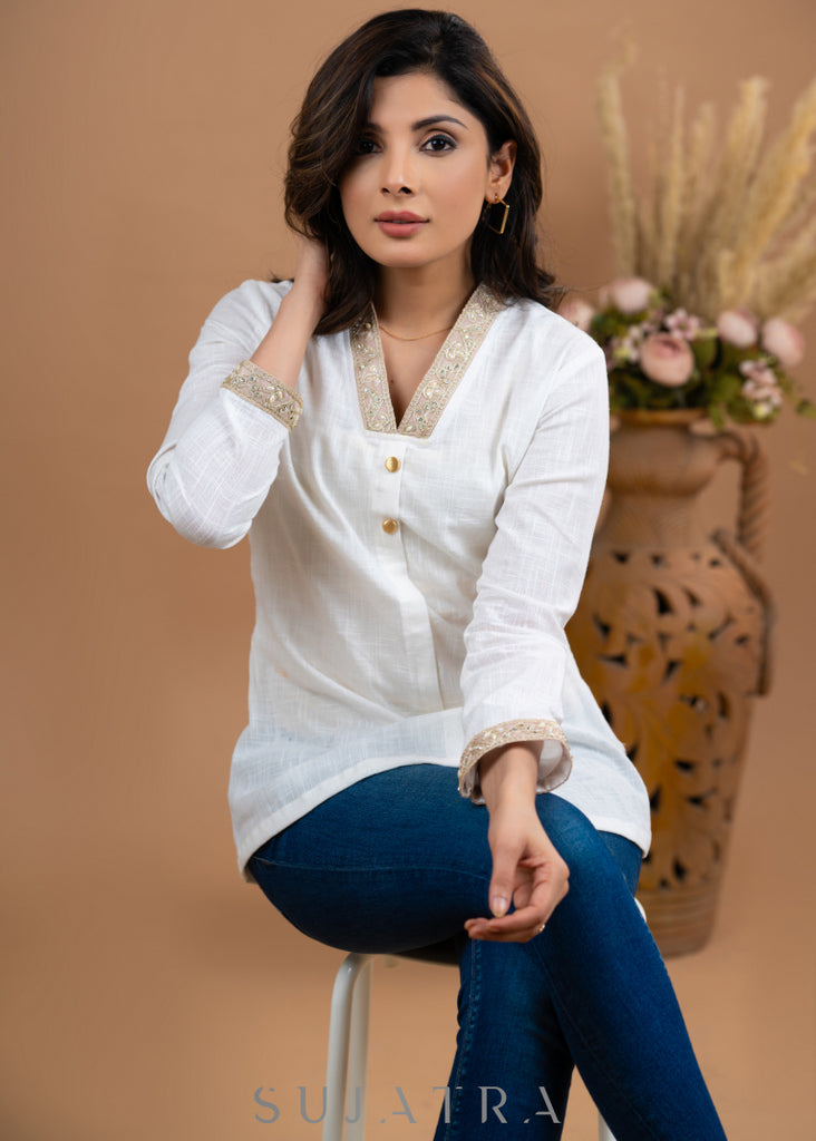 White cotton top with embroidered lace collar