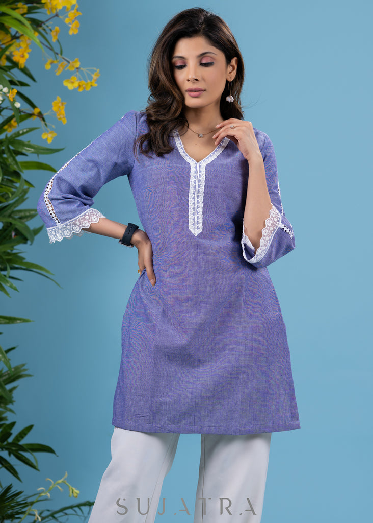 Graceful lilac cotton tunic highlighted with beautiful crochet laces