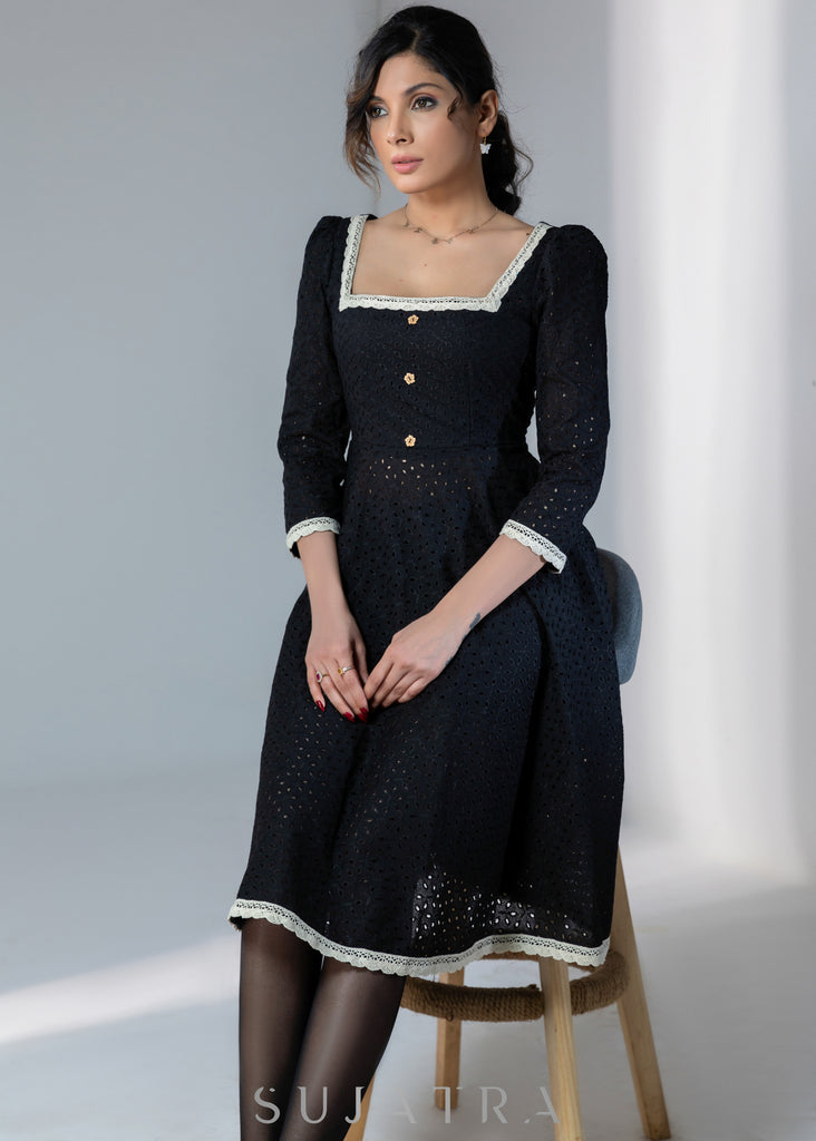 Exclusive black hakoba A-line dress with offwhite lace & wooden buttons