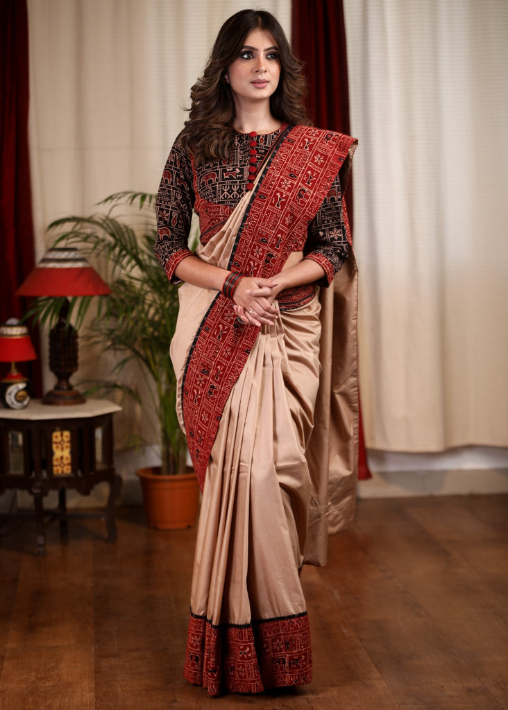 Beige silk cotton saree with block printed Ajrakh border – Sujatra
