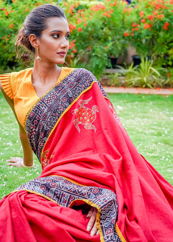 Smart cotton Ajrakh & plain cream Cotton saree with beautiful Ikaat, A –  Sujatra